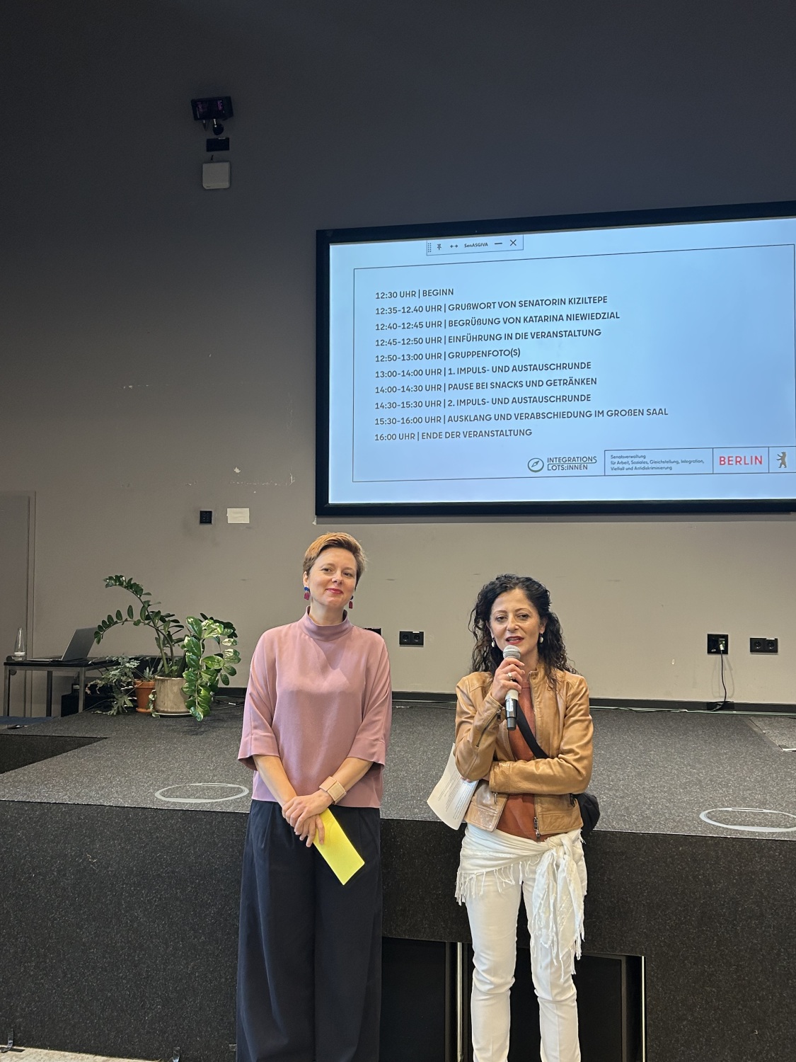 Senatorin Cansel Kiziltepe und die Integrationsbeauftragte Katarina Niewiedzial fassen die Ergebnisse zusammen