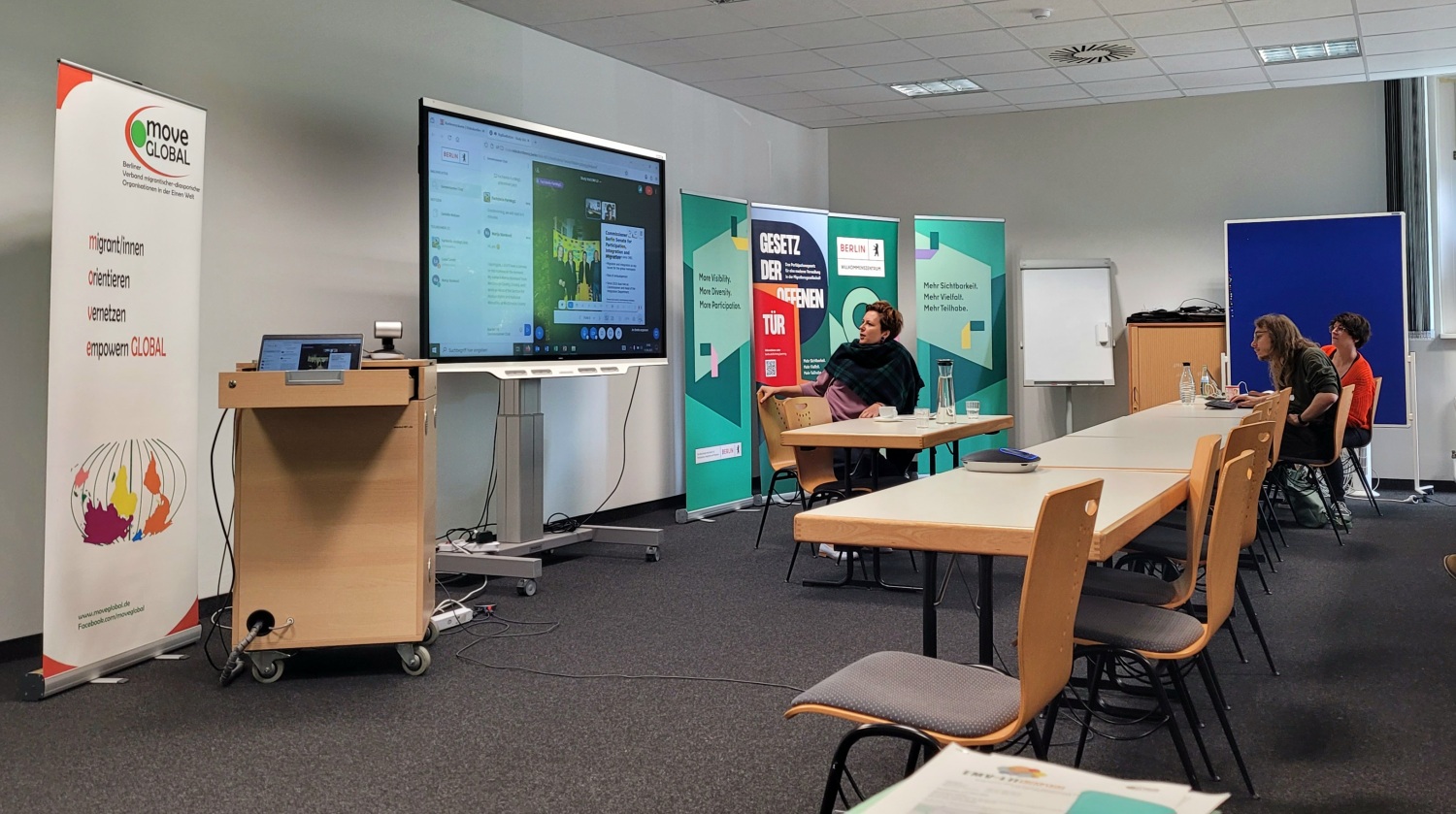 In einem Konferenzraum hält eine Frau einen