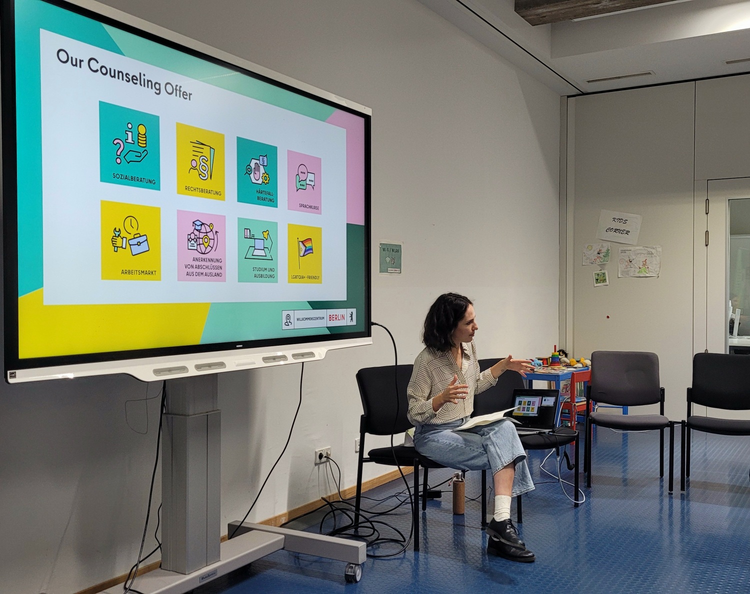 Eine Frau hält einen Vortrag