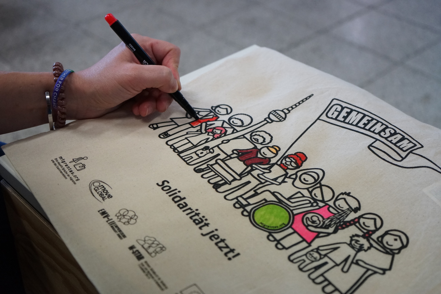 Stofftasche von Migrantas e.V. zum wird ausgeusmalt