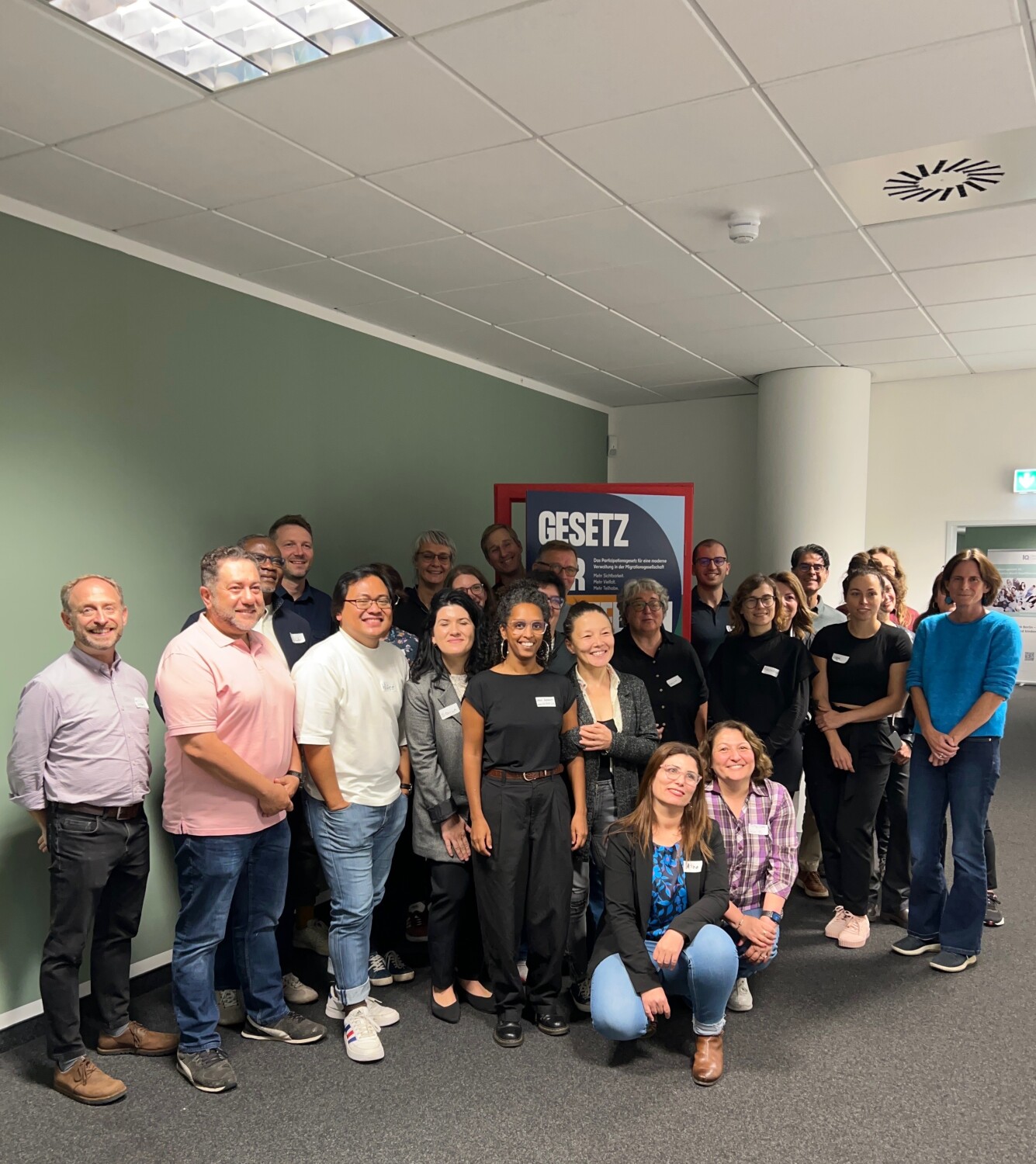 Eine Gruppe von Personen steht vor einer Tür