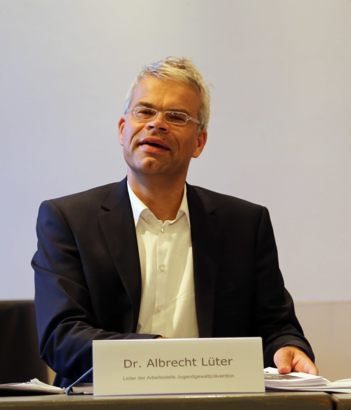 Portrait von Dr. Albrecht Lüter, Leiter der Arbeitsstelle Jugendgewaltprävention
