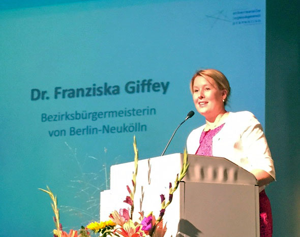 Die Neuköllner Bezirksbürgermeisterin Dr. Franziska Giffey hält eine Begrüßungsrede