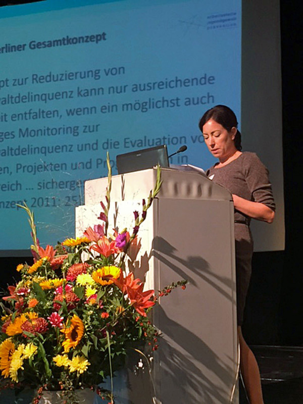 Dr. Birgit Glock, Mitarbeiterin der Arbeitsstelle Jugendgewaltprävention, am Rednerpult
