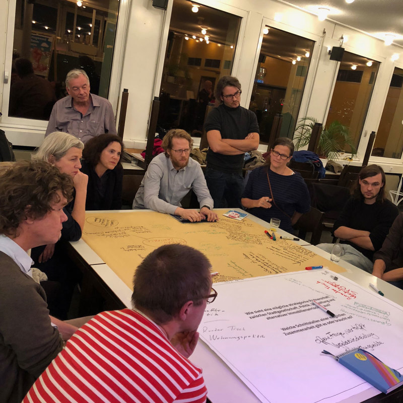 Arbeitsgruppe am Workshop-Tisch