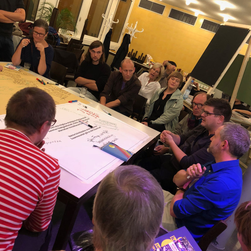 Arbeitsgruppe am Workshop-Tisch