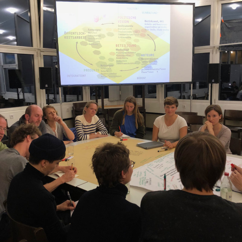 Arbeitsgruppe am Workshop-Tisch