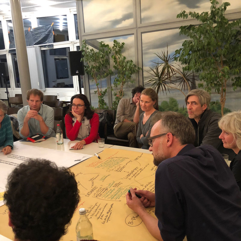 Arbeitsgruppe am Workshop-Tisch