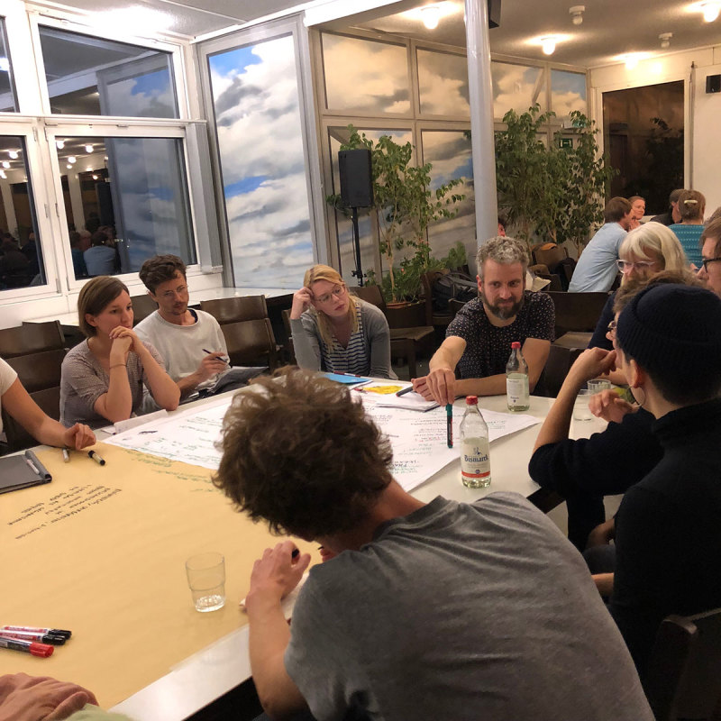 Arbeitsgruppe am Workshop-Tisch