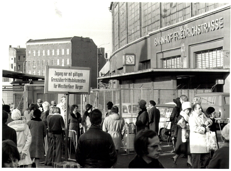 Paso fronterizo Friedrichstrasse; visitantes tras haber pasado el control fronterizo 1974
