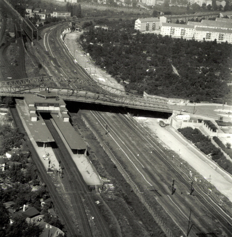 Luftaufnahme S-Bahnhof Bornholmer Straße; Mitte: Bösebrücke; rechter Bildrand: Grenzanlagen 1961
