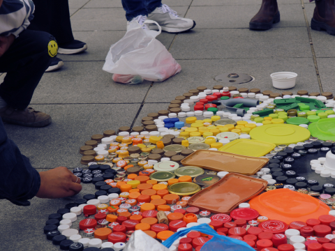 Ein Manadal aus Plastikmüll