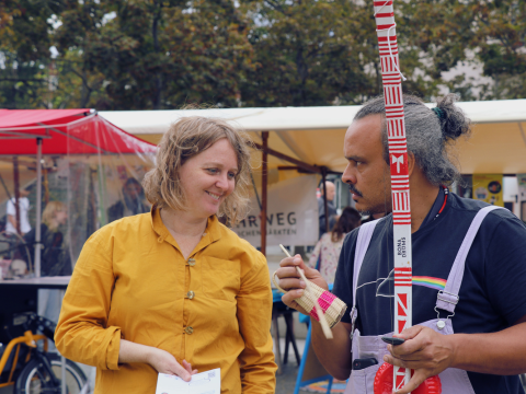 Menschen im Gespräch beim Müllfest 2025