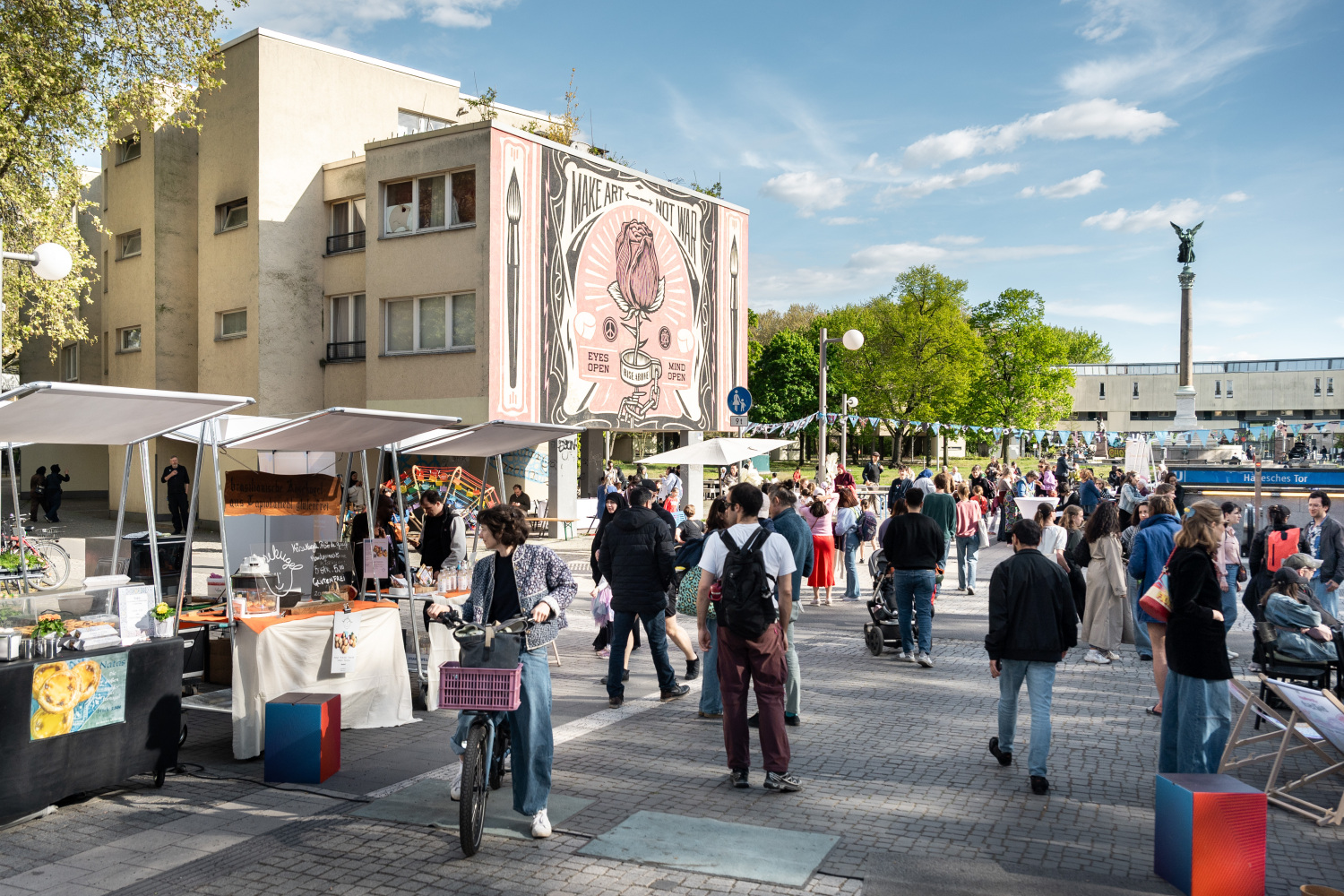 Bild der Auftaktveranstaltung der Kooperative Südliche Friedrichstadt mit Ständen und Menschen