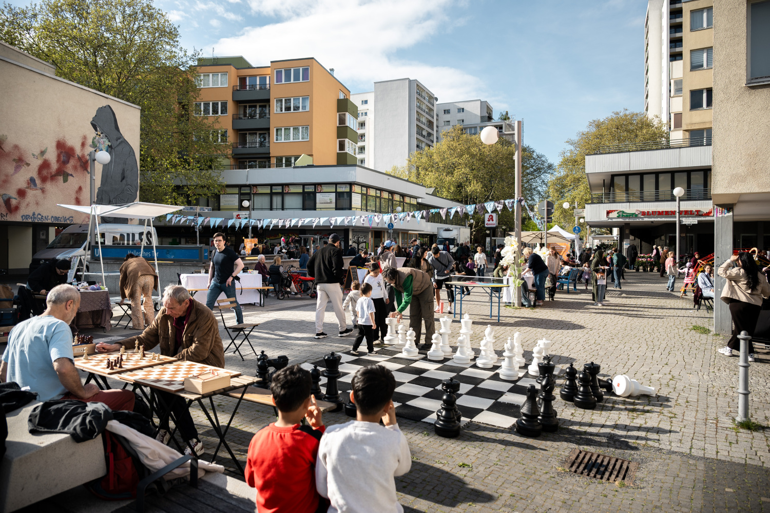 Bild der Auftaktveranstaltung der Kooperative Südliche Friedrichstadt mit Schach spielenden Menschen