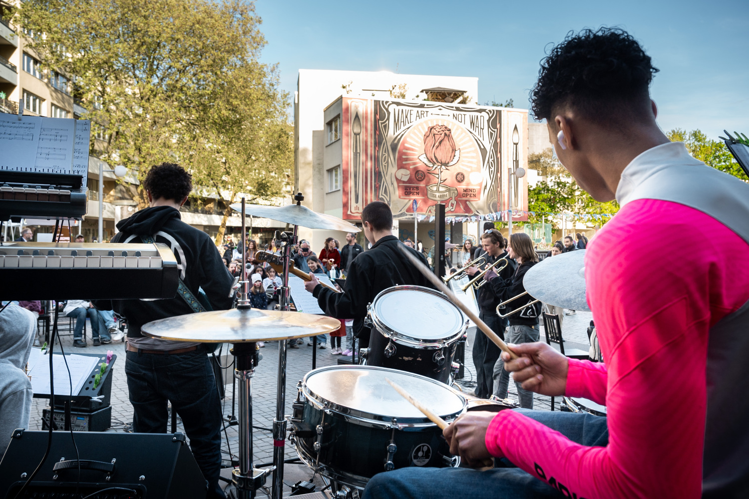 Bild der Auftaktveranstaltung der Kooperative Südliche Friedrichstadt mit Band