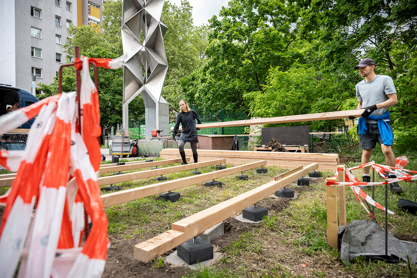 Bild der Initiative Kreisler e.V. vom Bau-Workshop mit Balken