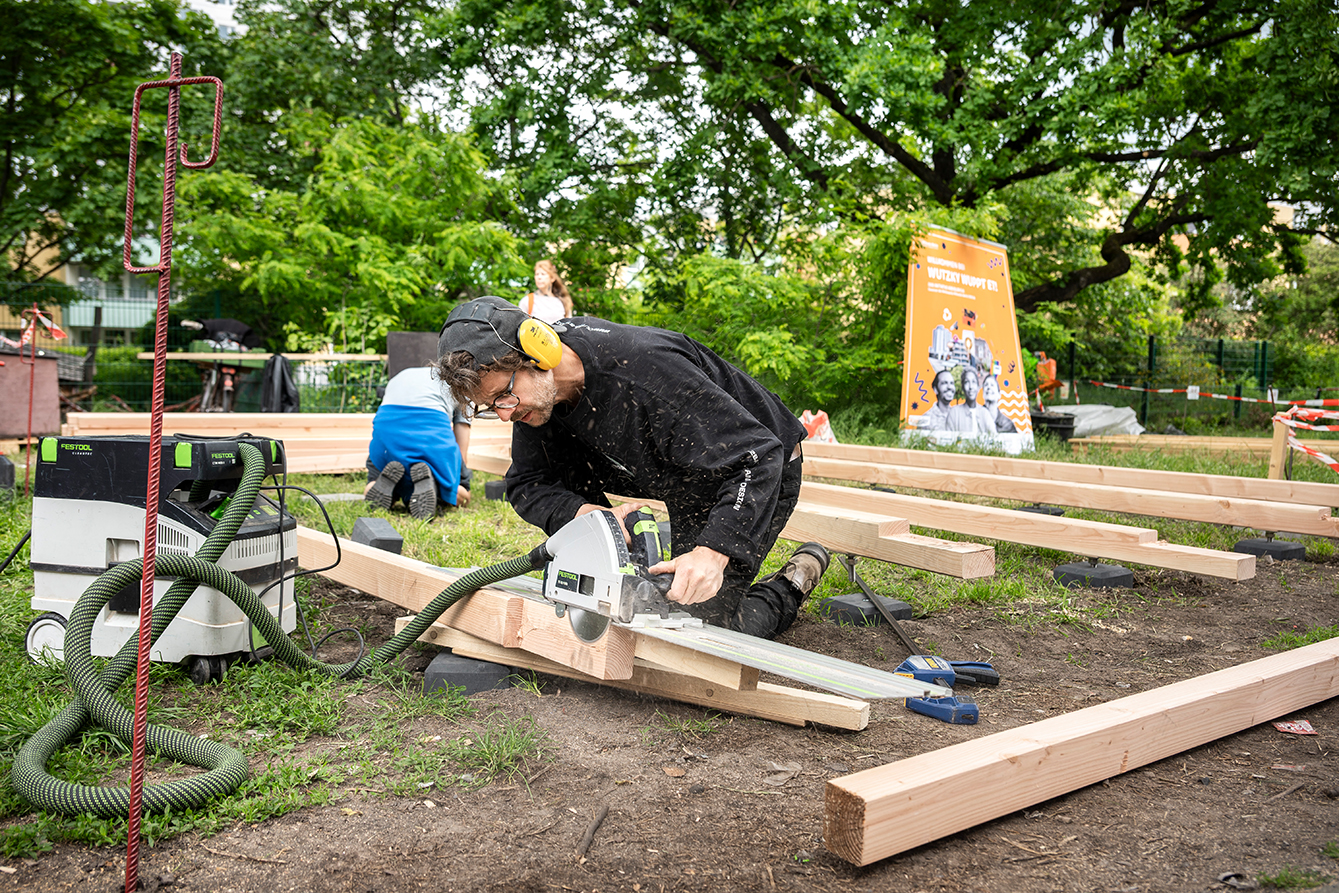 Bild der Initiative Kreisler e.V. vom Bau-Workshop mit Säge