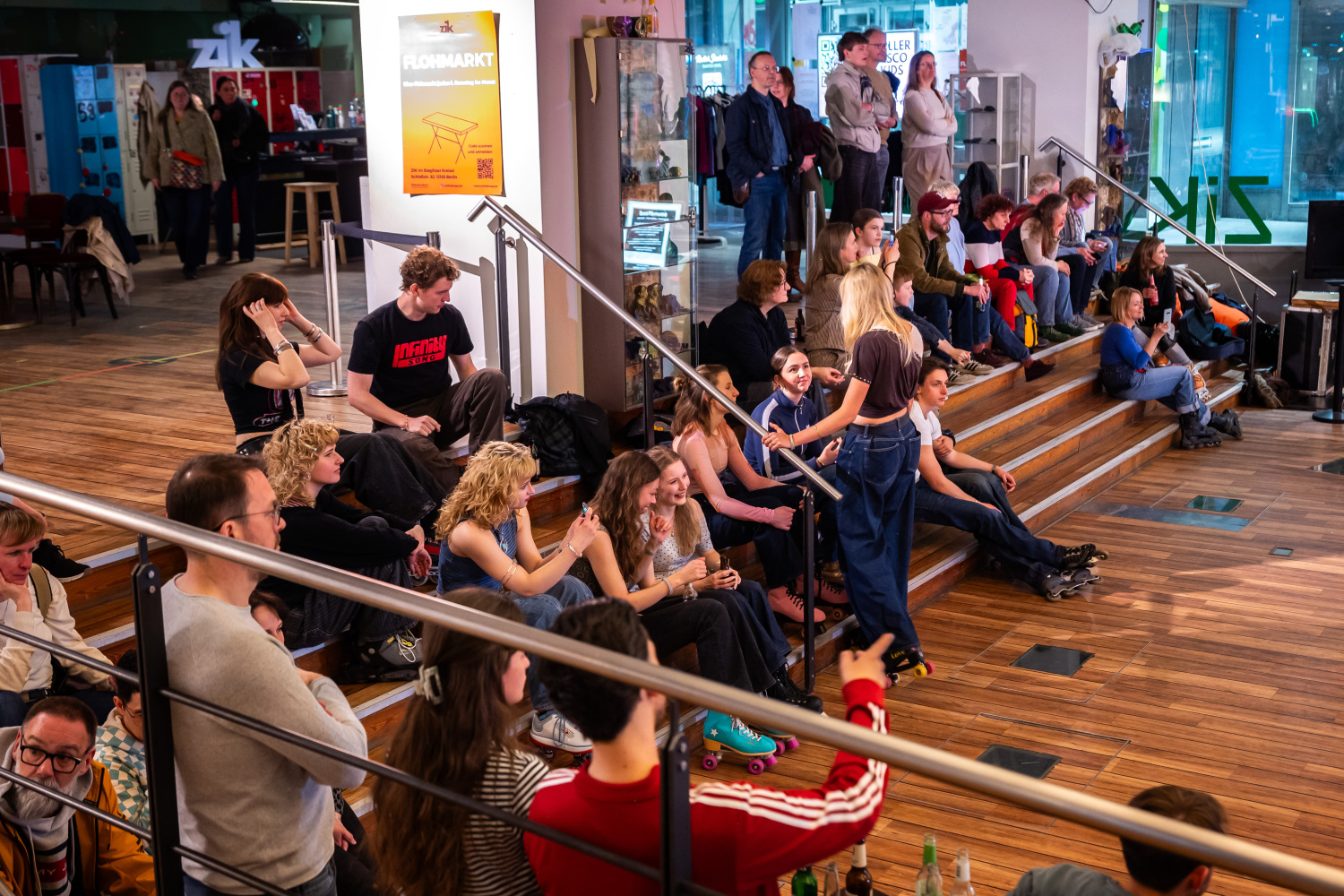 Bild der Saturday Skate Night der ZIK Kulturräume UG mit Besuchern auf einer Treppe