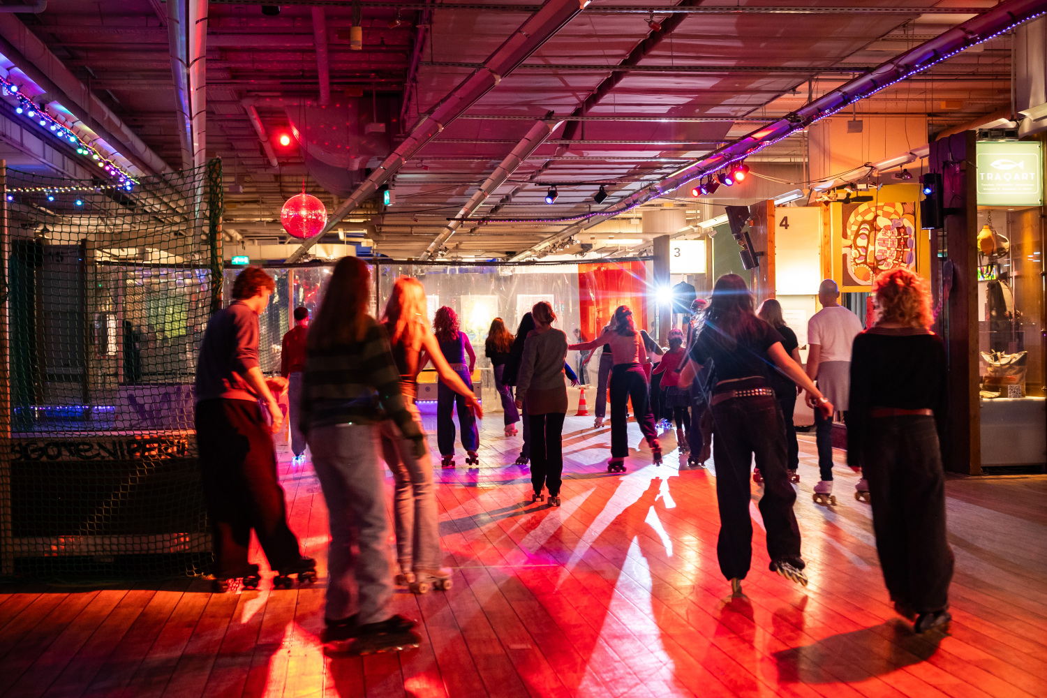 Bild der Saturday Skate Night der ZIK Kulturräume UG mit skatenden Besuchern