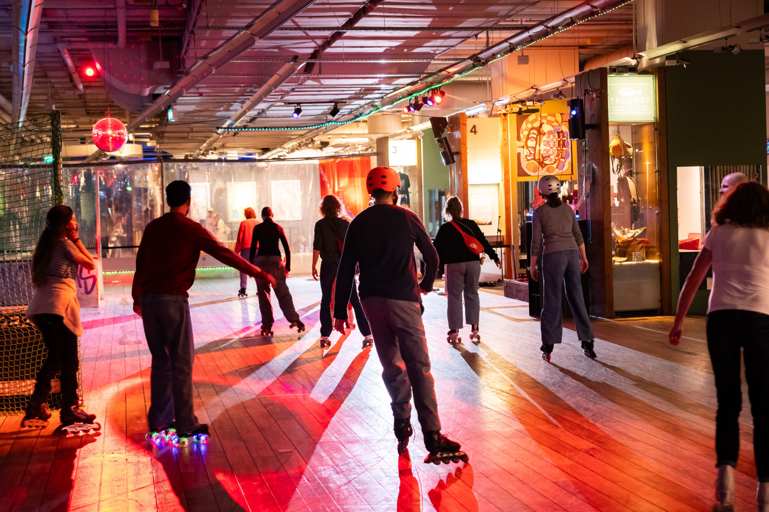Bild der Saturday Skate Night der ZIK Kulturräume UG mit skatenden Besuchern