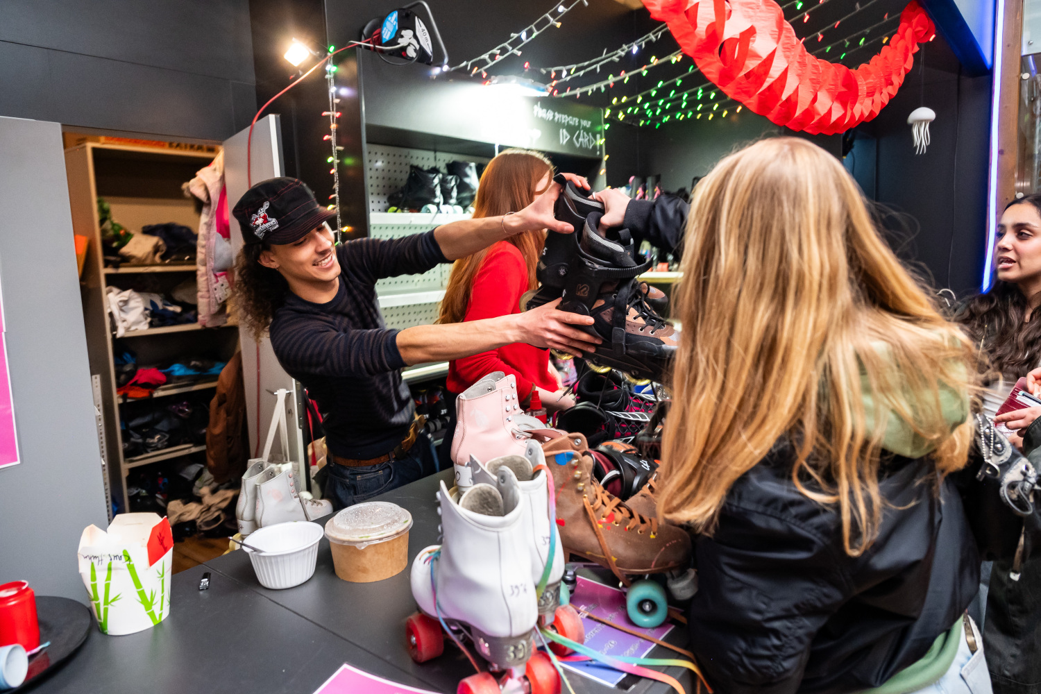 Bild der Saturday Skate Night der ZIK Kulturräume UG mit Menschen die sich Skates leihen