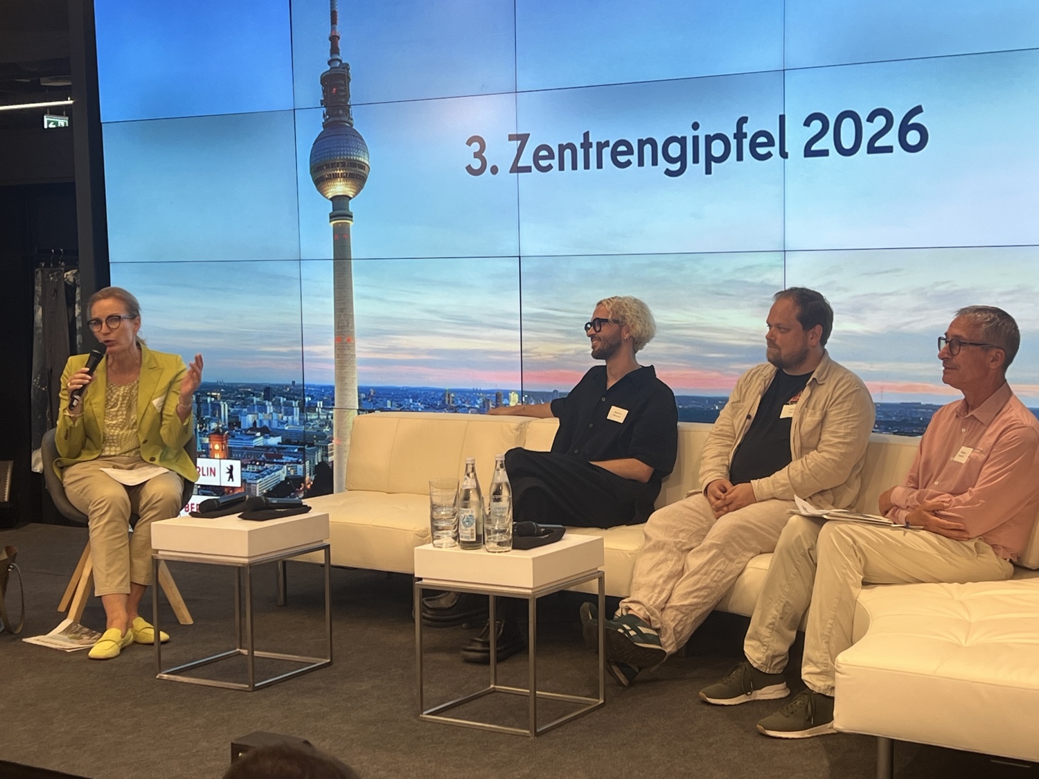 Bild vom 3. Berliner Zentrengipfel, 29.06.2026 mit Bühne und Moderatorin