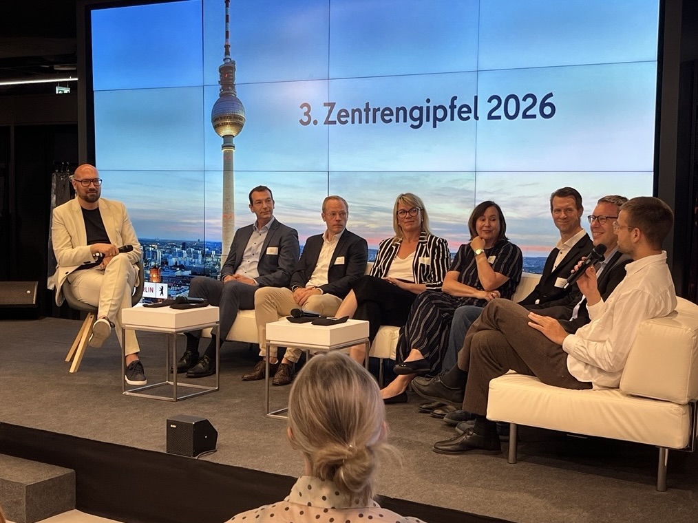 Bild vom 3. Berliner Zentrengipfel, 29.06.2026 mit Bühne und Moderator
