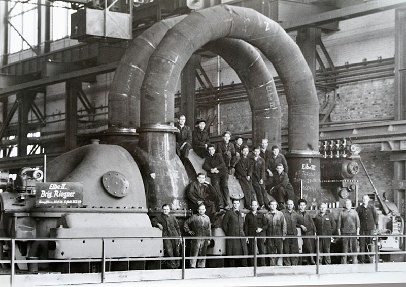 Arbeiter in der Halle 17 des VEB Bergmann-Borsig vor der fertiggestellten Turbine "Elbe IV" im Jahre 1954; Foto: Privat