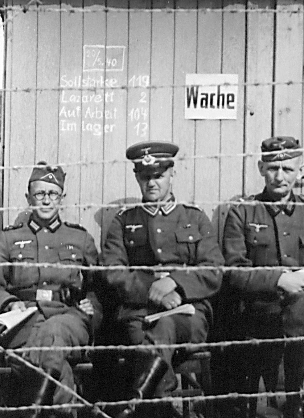 Das Wachkommando im Kriegsgefangenenlager Perleberg mit Rudolf Dörrier (links), 1940