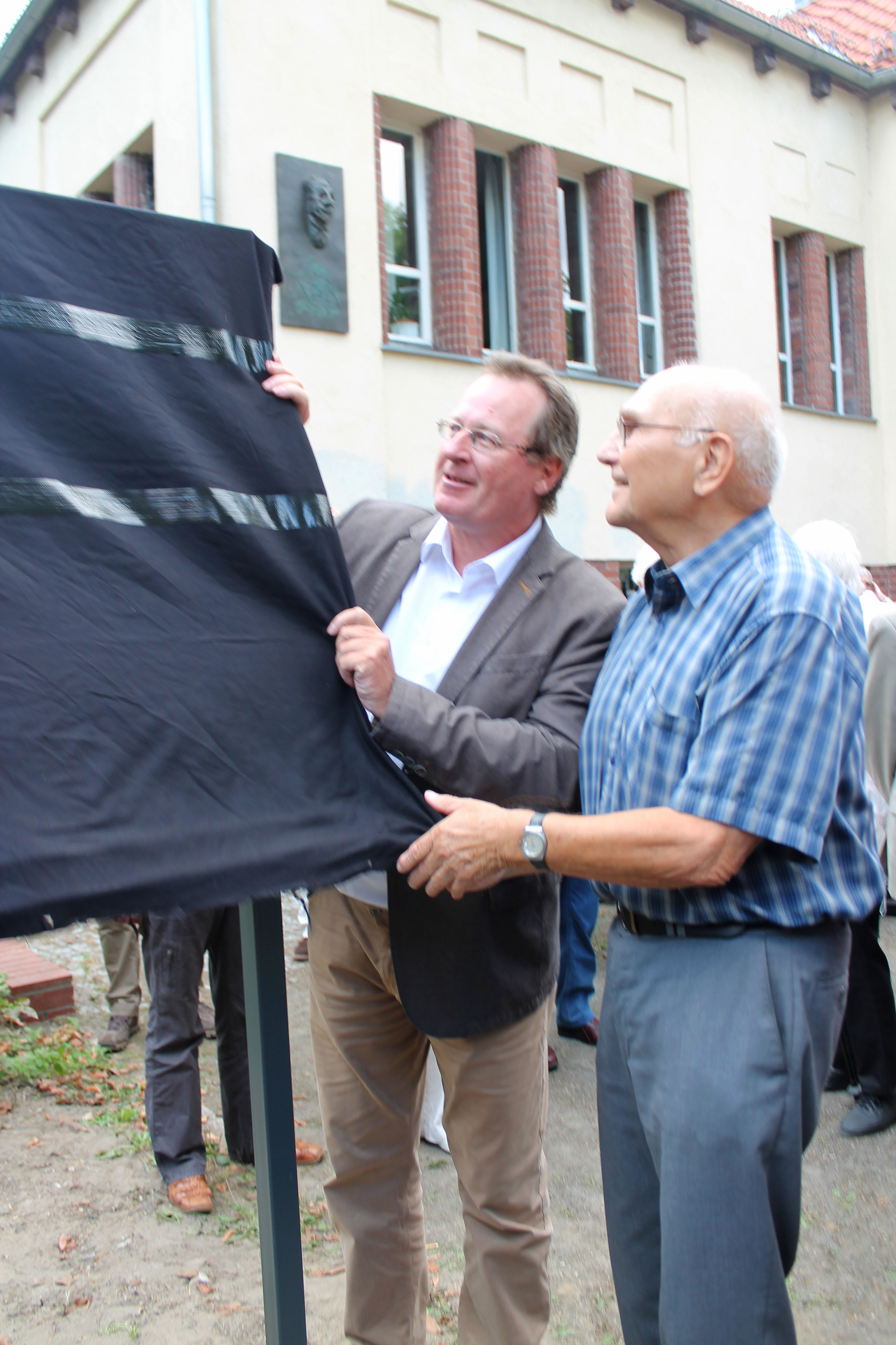 v.l.n.r. Bezirksstadtrat für Stadtentwicklung, Jens Holger Kirchner, Dr. Herbert Hanke, Mitglied der Initiativgruppe zur Ehrung von Jürgen Kuczynski