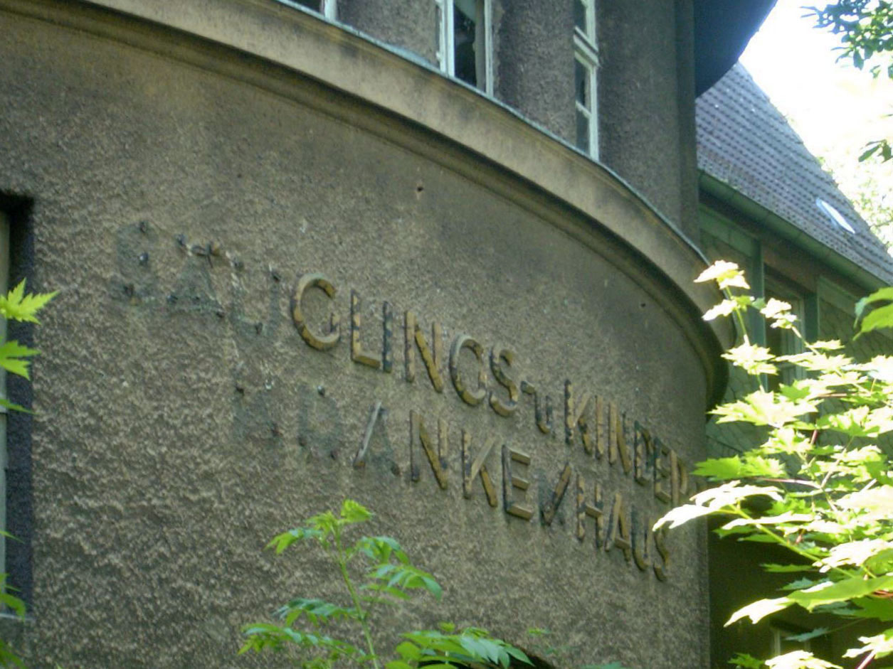 Ehemaliges Säuglings- und Kinderkrankenhaus, Fassadenbuchstaben, 2011