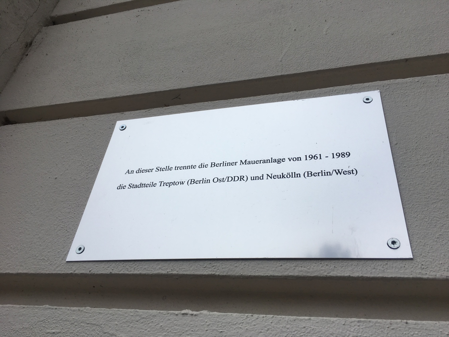 Mauerwalk: Informationstafel zum Verlauf der Berliner Mauer