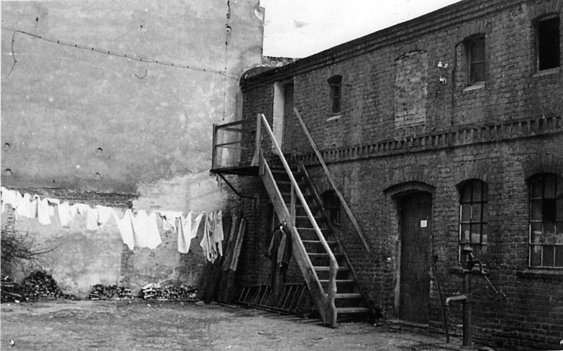 Hinterhof des Sturmlokals des Köpenicker SA-Sturms 2/15 („Demuth-Sturm“). Im März und Juni 1933 war der Heuboden eine zentrale Folterstätte in Köpenick, Datum unbekannt.