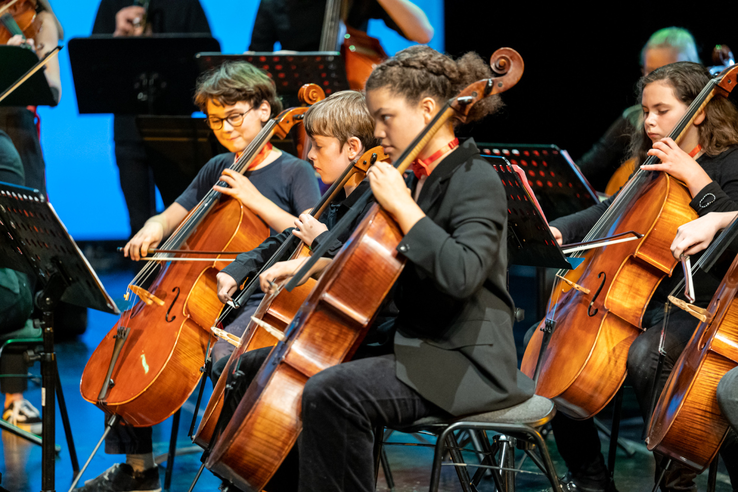 Jugendliche spielen Cello