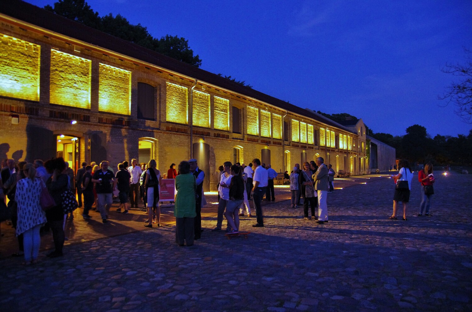 abendlicher Kulturstall auf dem Guthof Britz