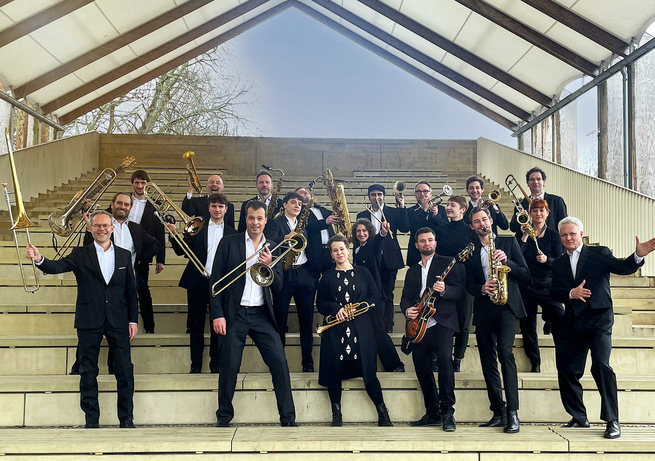 The Flinstones Bigband in den Zuschauerreihen der Freilichtbühne Schloss & Gutshof Britz