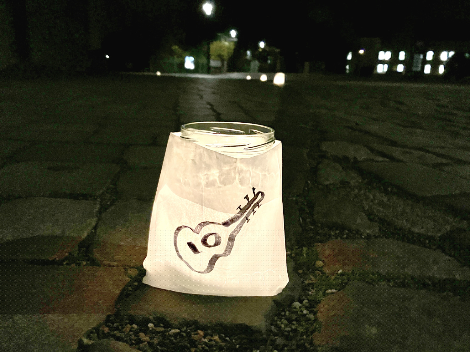 Kerze auf Pflastersteinweg