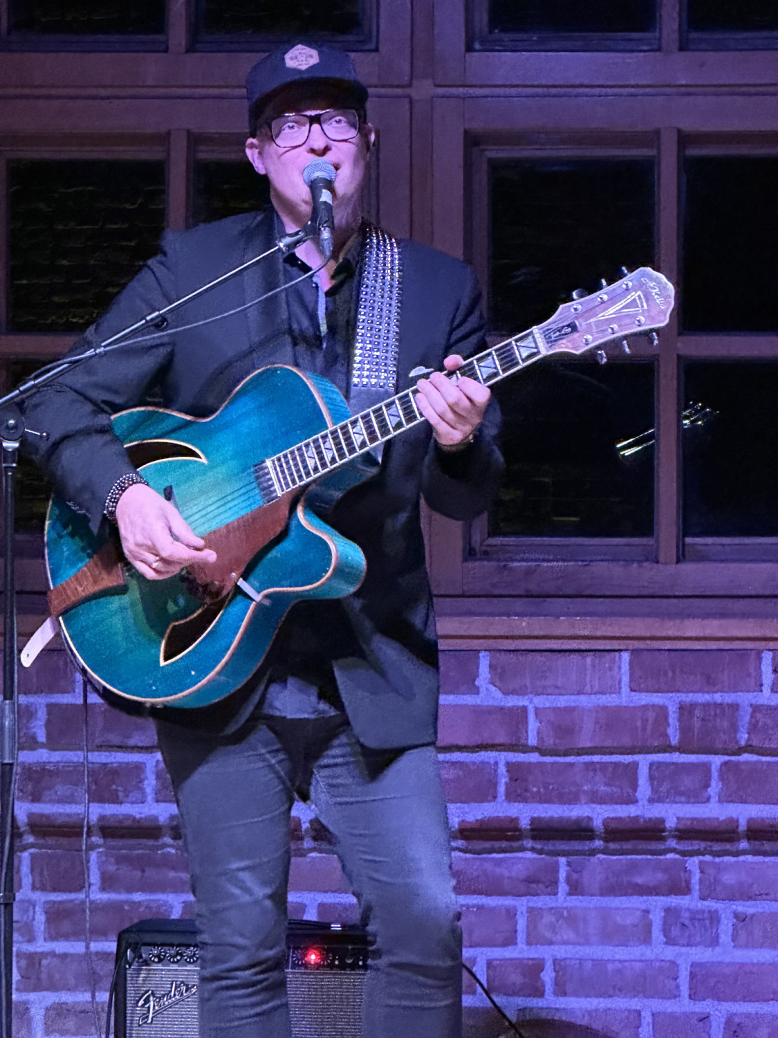 Torsten Goods mit Gitarre