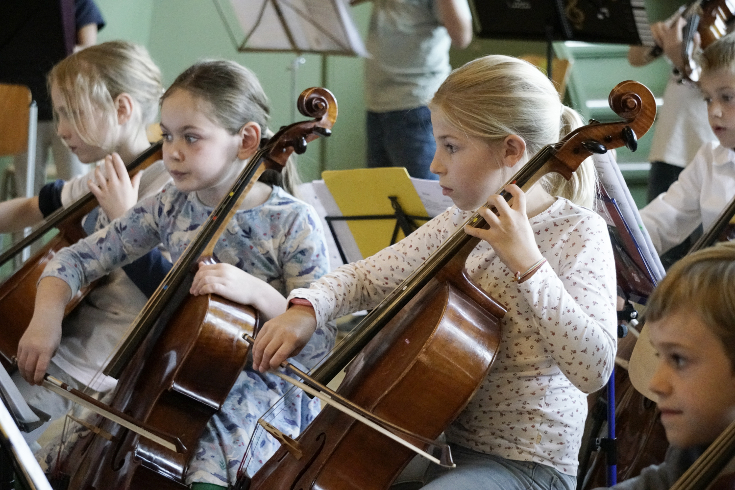 Mädchen spielen konzentriert Cello.