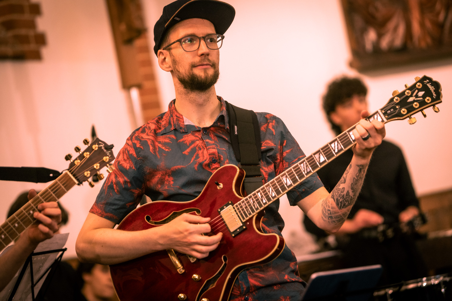 Junger Mann spielt E-Gitarre