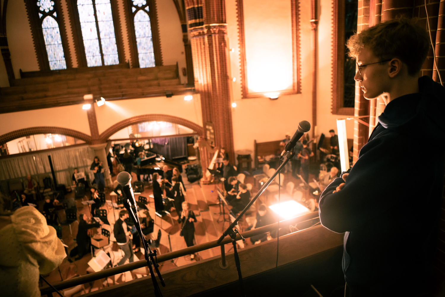 Der Blick von eriner Empore auf ein Orchester