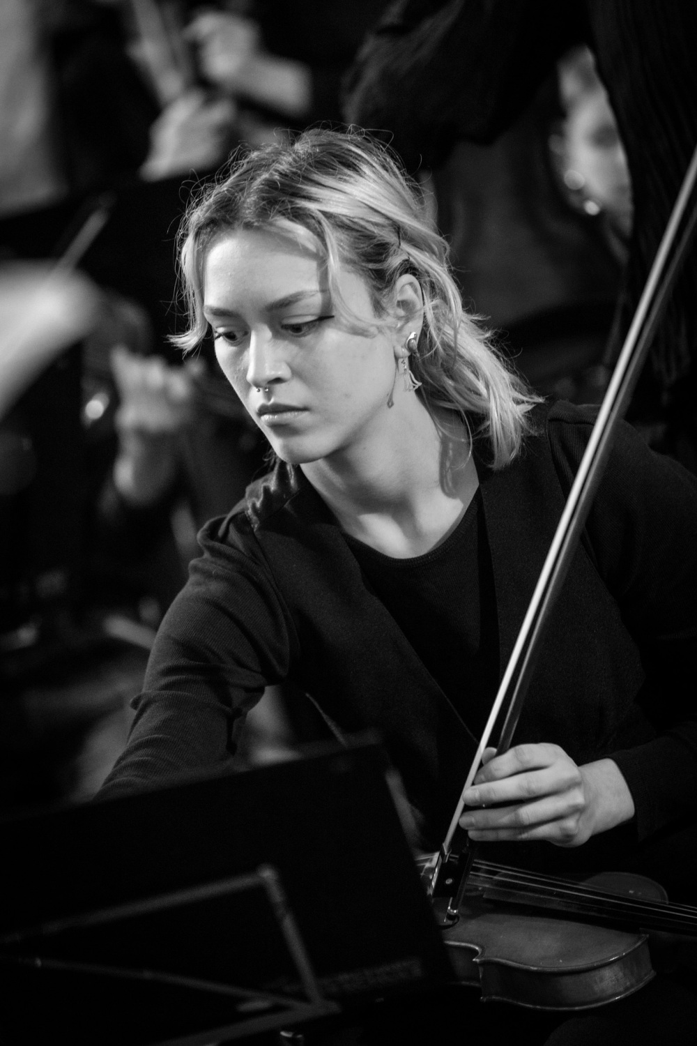 Violinistin blättert Noten um