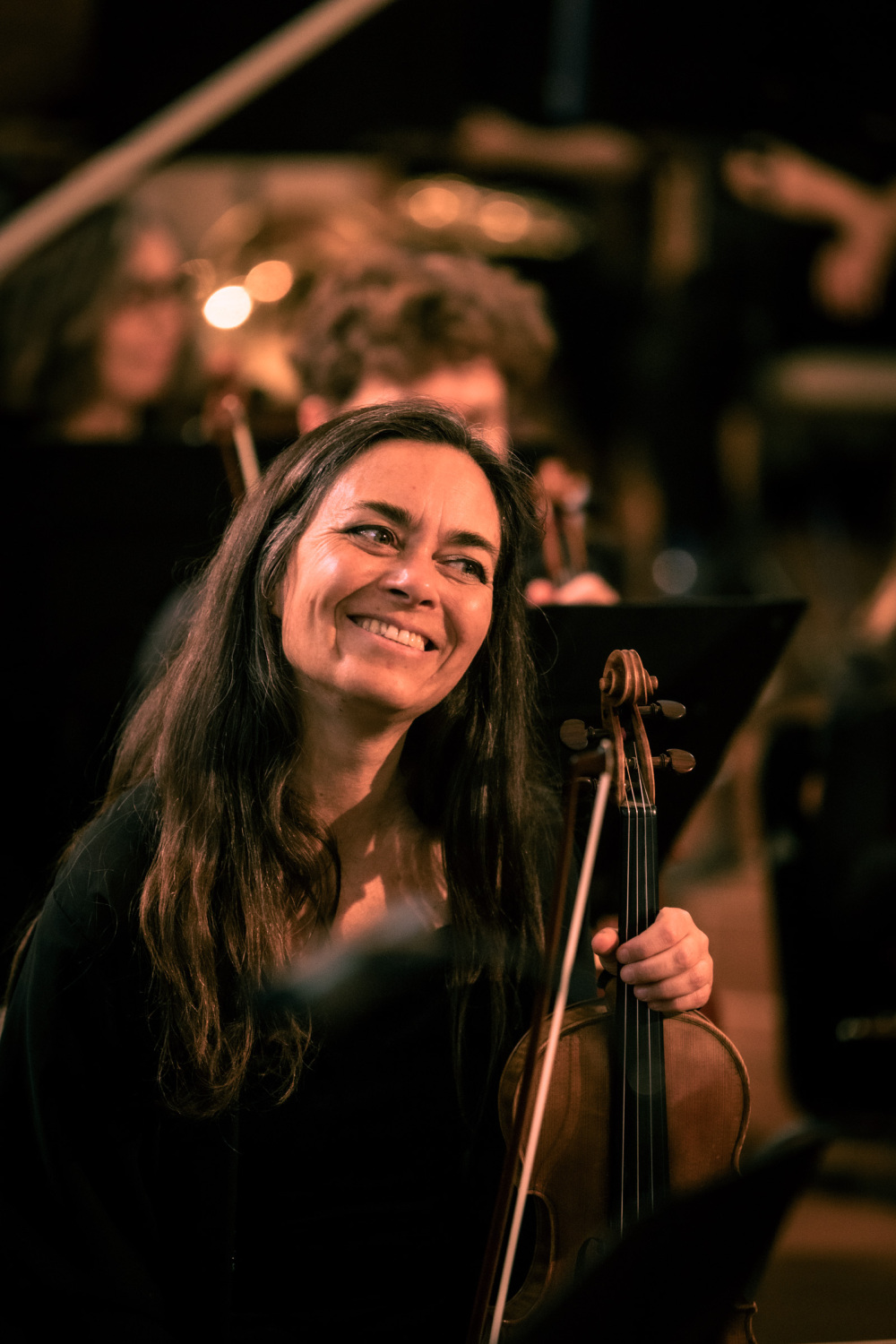 Frau mit Violine lacht