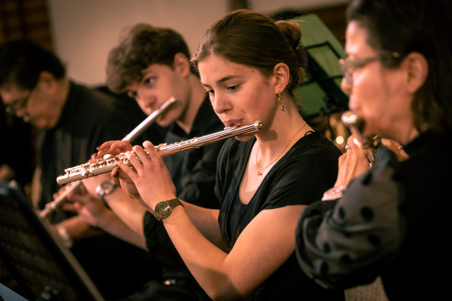 Menschen spielen Querflöte im Orchester