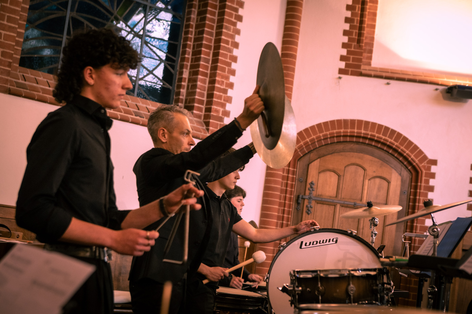 Leute spielen Schlagwerk im Orchester.