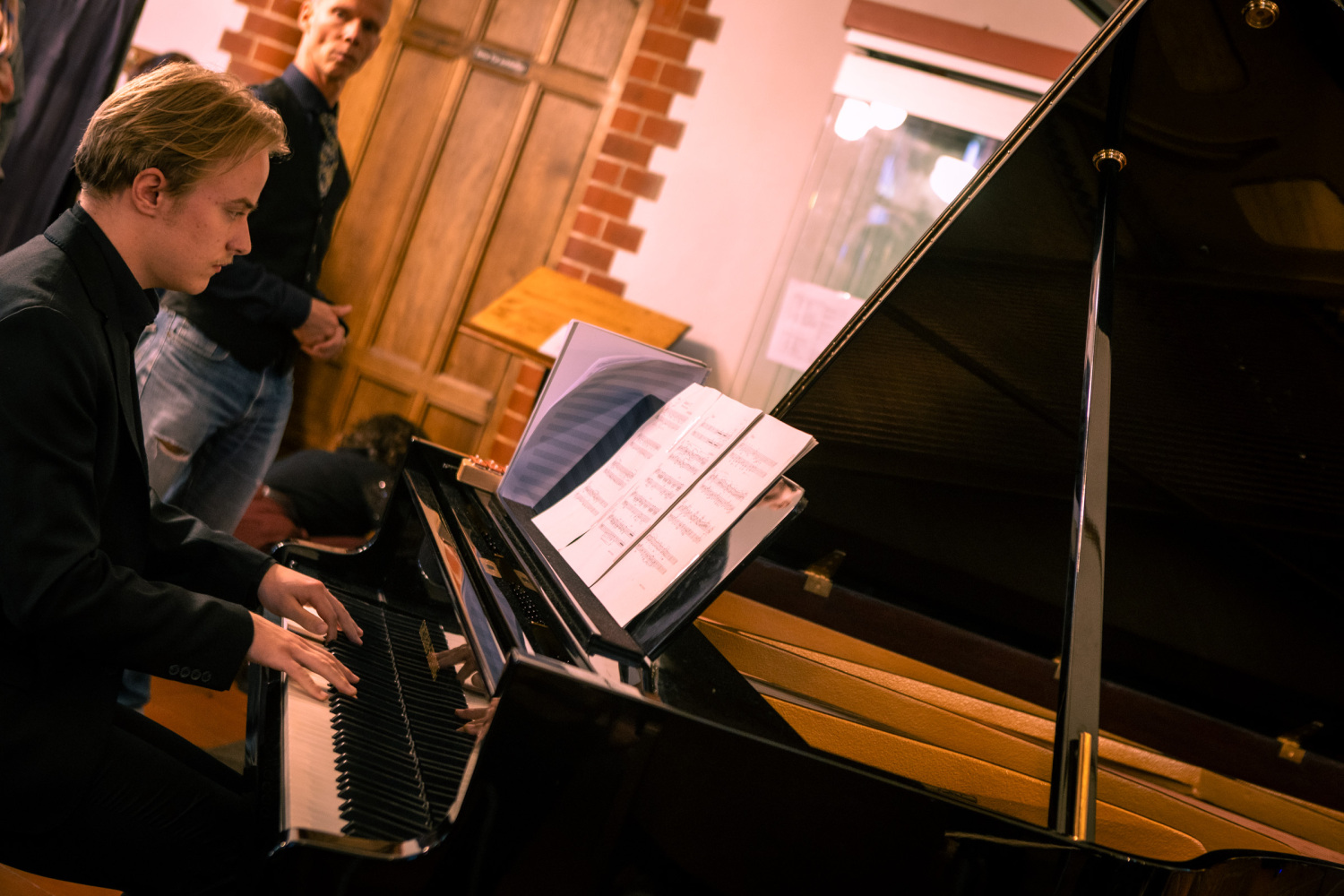 Junger Mann spielt am Klavier