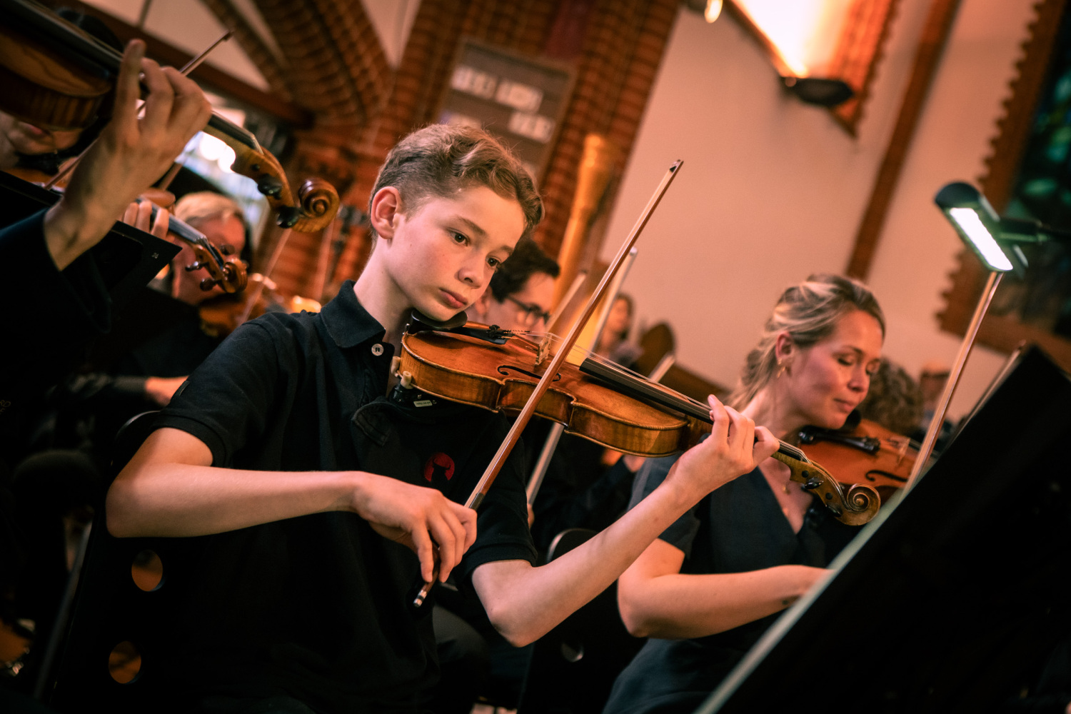 Junge spielt Violine im Orchester