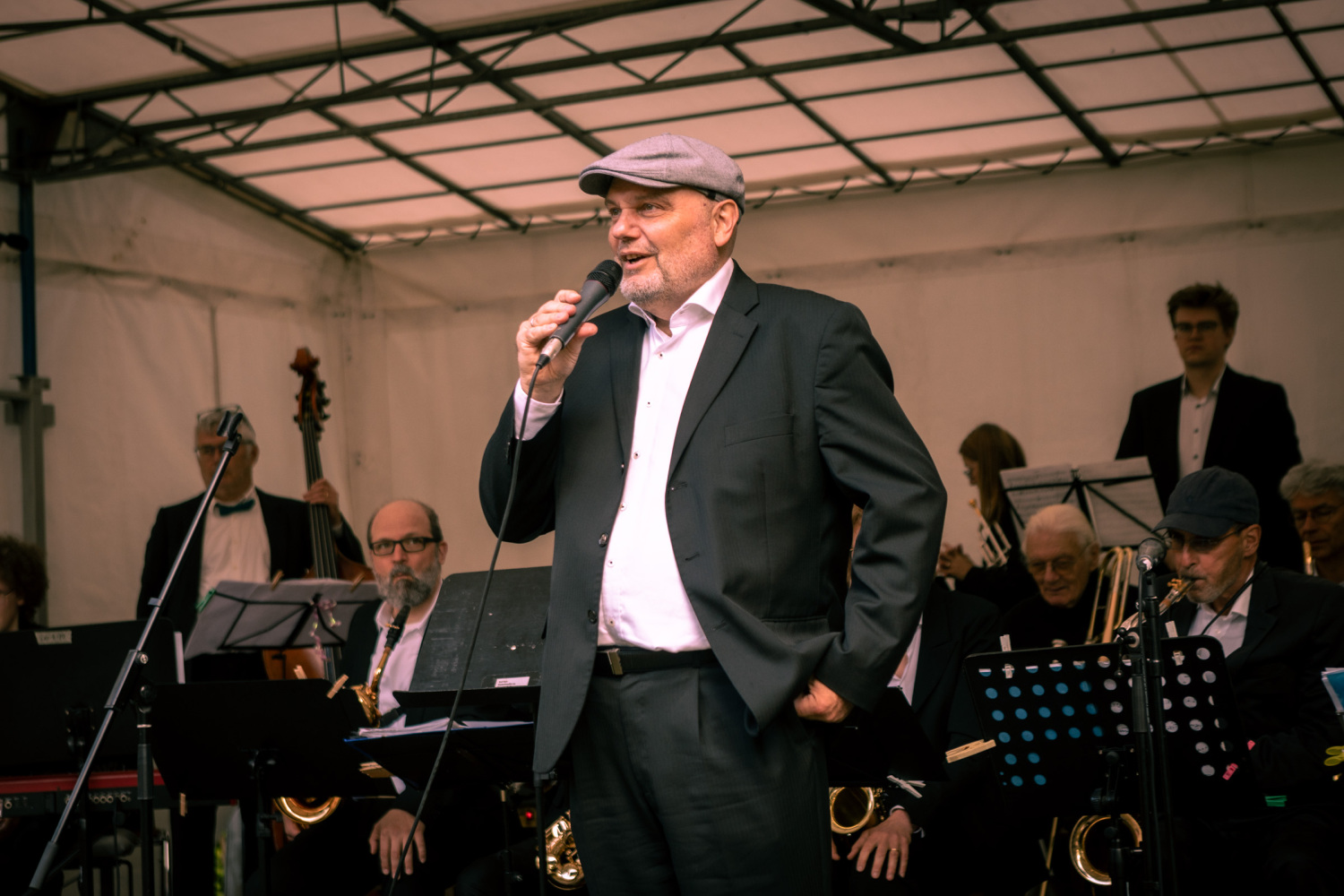 Musikschulleiter Christian Schommartz hält eine Rede auf der Bühne.