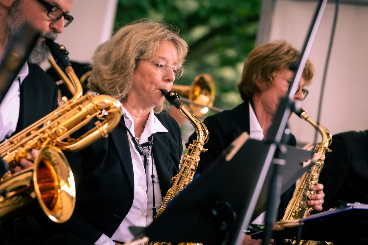 Menschen spielen Blasinstrumente in einer Big Band.